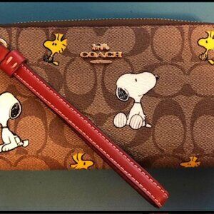 COACH X SNOOPY ZIP AROUND WRISTLET/WALLET